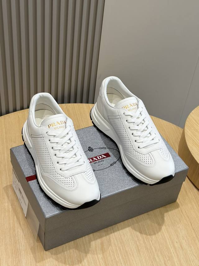Prada男士prax 01 Re-Nylon运动鞋 这款运动鞋的设计灵感源自90年代款式，运用当代风格线条与细节重新演绎经典的运动风格。这款鞋履选用prada